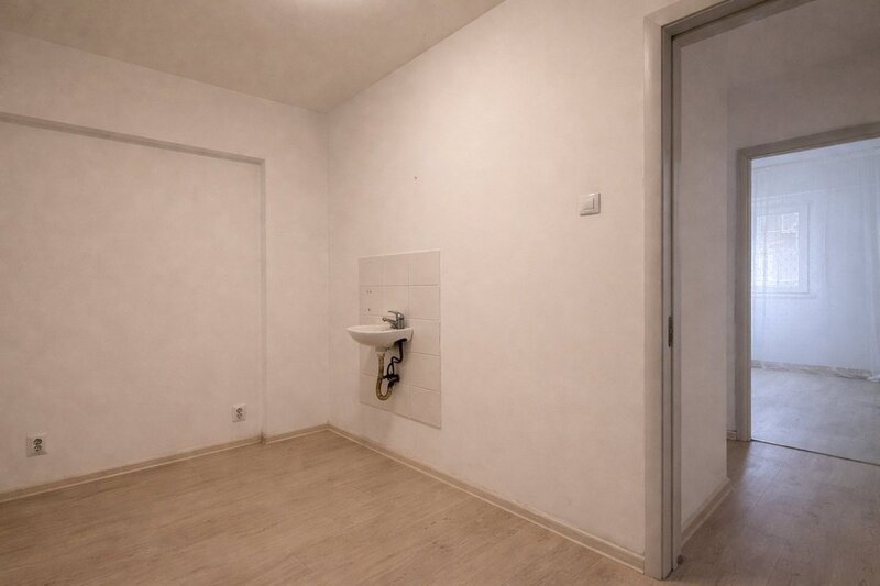 Splaiul Unirii, stradal, 3 camere decomandat, 80 mp, langa Camera de Comert.